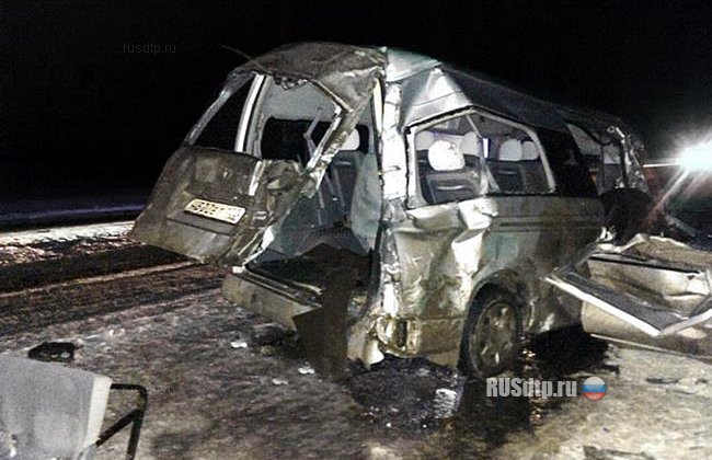 В Башкирии при столкновении микроавтобуса с фурой погибли 3 человека