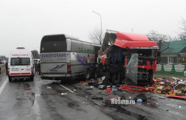 Автобус и грузовик столкнулись в Волынской области