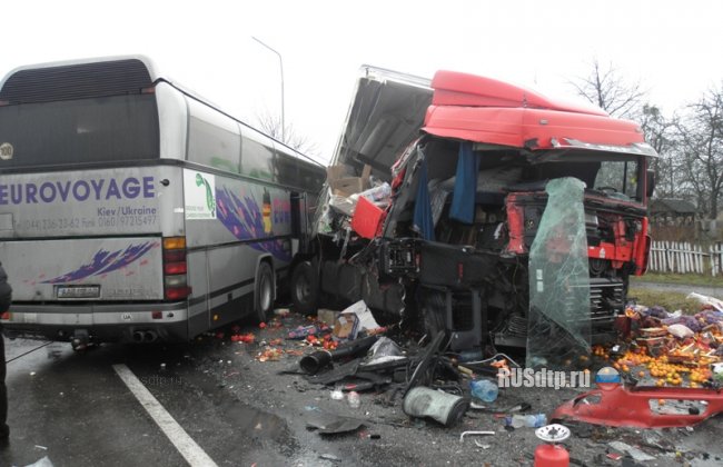 Автобус и грузовик столкнулись в Волынской области