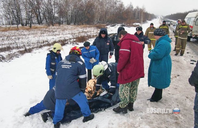 Под Самарой фура раздавила ВАЗ-2109 с людьми