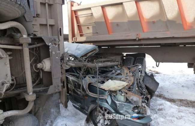 На трассе \&#187;Тюмень-Омск\&#187; автомобиль зажало между грузовиком и прицепом