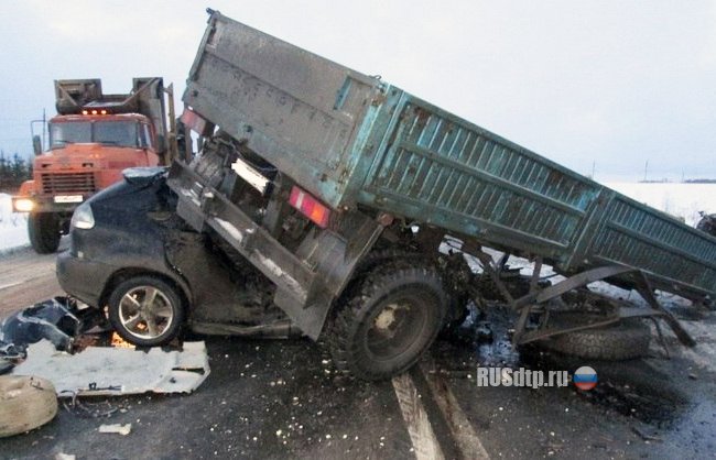 Водитель и пассажир «Лексуса» погибли при столкновении с КАМАЗом