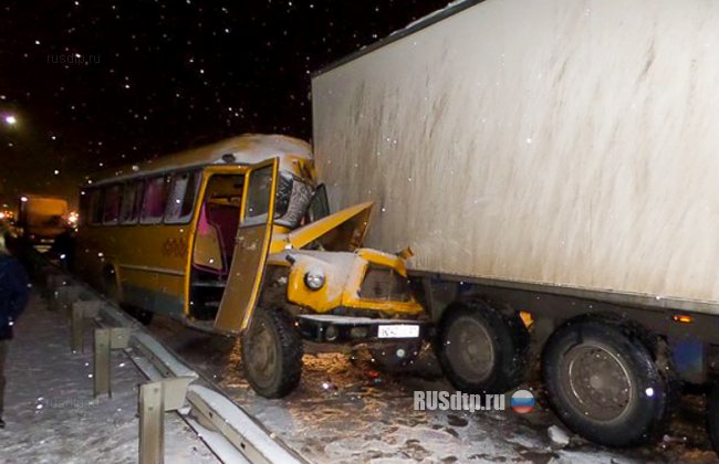В Чувашии в массовом ДТП со школьным автобусом погиб человек