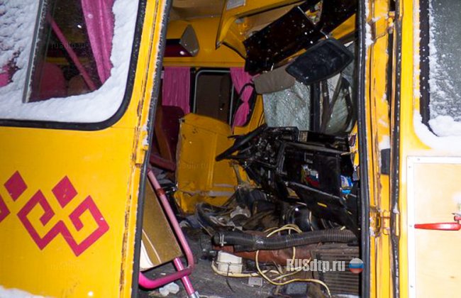 В Чувашии в массовом ДТП со школьным автобусом погиб человек
