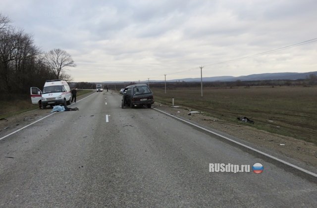 Водителя выбросило из машины при столкновении фуры и минивена на Кубани