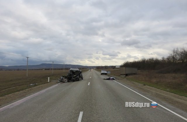 Водителя выбросило из машины при столкновении фуры и минивена на Кубани