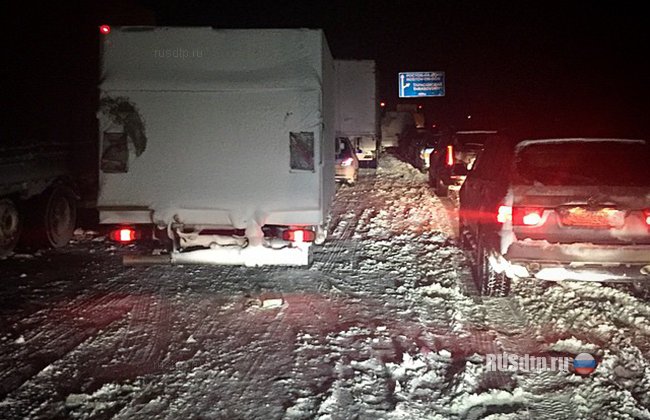 На трассе М-4 «Дон» из-за снегопада образовалась 150-километровая пробка