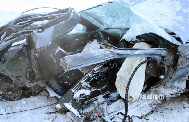 «Хонду» разорвало на части при столкновении с фурой на трассе М-7 «Волга»