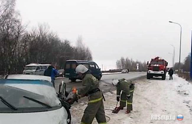Два человека погибли при столкновении трех авто в Тульской области