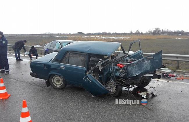 «Toyota Camry» и ВАЗ-2107 лоб в лоб столкнулись в Краснодарском крае