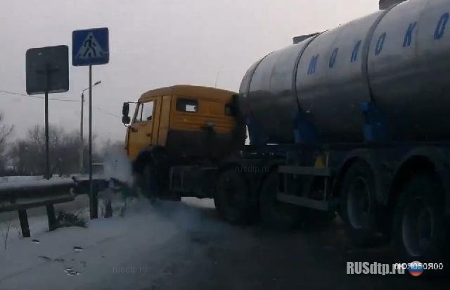 В Челябинске молоковоз протаранил ВАЗ и ГАЗель