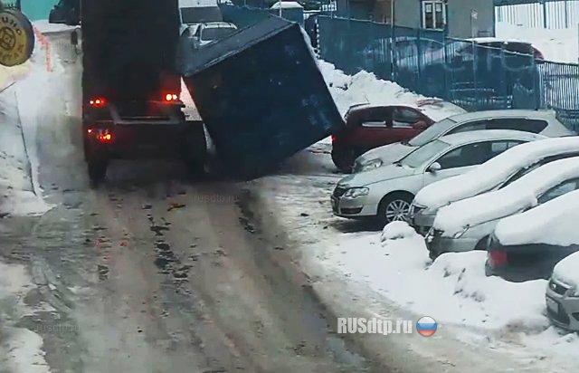 Контейнер упал на припаркованные машины в Котельниках