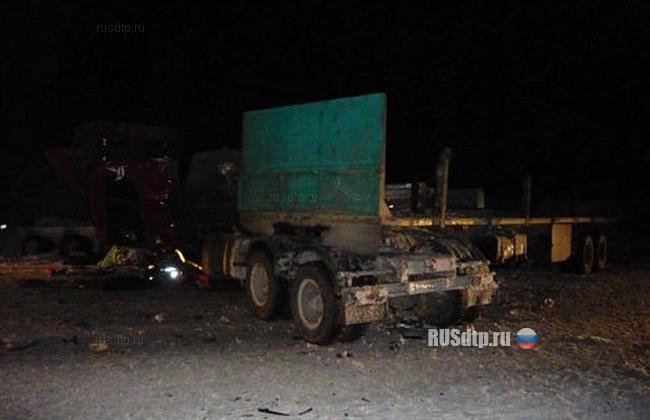 Два грузовика лоб в лоб столкнулись в ХМАО