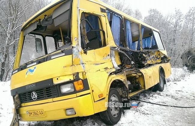 Военный грузовик врезался в школьный автобус