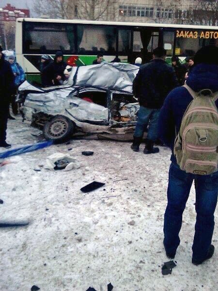 В Перми водитель и пассажир «Mitsubishi» погибли при столкновении с автобусом