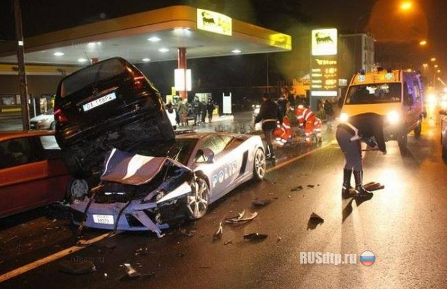 В Италии в ДТП попал полицейский автомобиль Lamborghini Gallardo