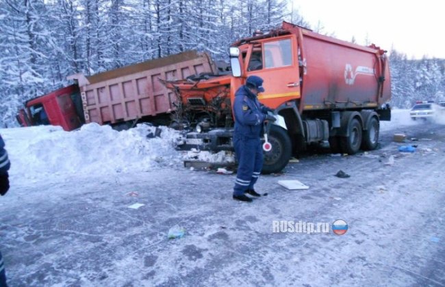 В Якутии столкнулись два грузовика. Погибли 2 человека