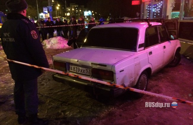 В Великом Новгороде пьяный водитель вылетел на остановку. Двое погибли