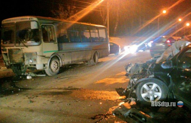 В Смоленске погиб водитель врезавшегося в автобус автомобиля