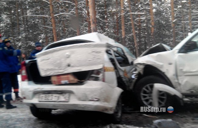 В Барнауле автомобиль такси столкнулся с внедорожником. Двое погибли