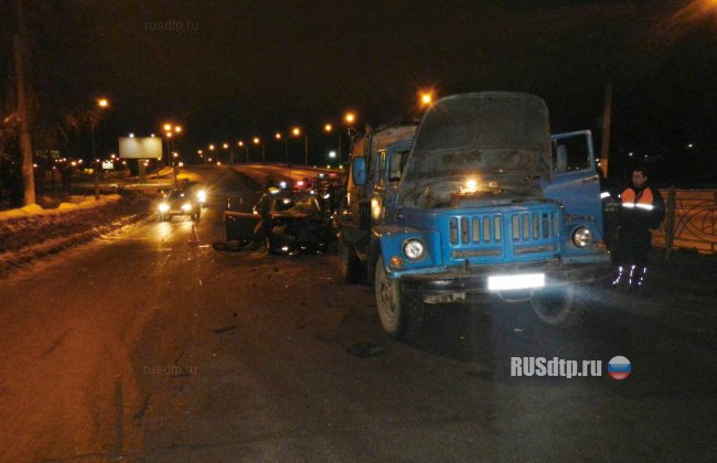 В Костроме водитель сбил дорожного рабочего и погиб сам, врезавшись в грузовик
