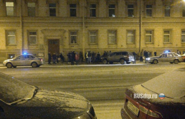В Петербурге «Джип» врезался в припаркованные машины и насмерть сбил пешехода