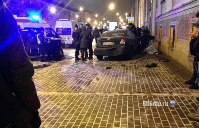В Петербурге «Джип» врезался в припаркованные машины и насмерть сбил пешехода