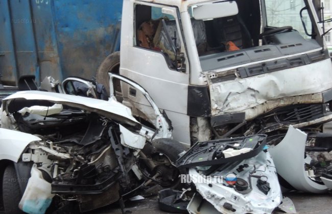 В Москве в ДТП с участием такси и грузовика погиб человек