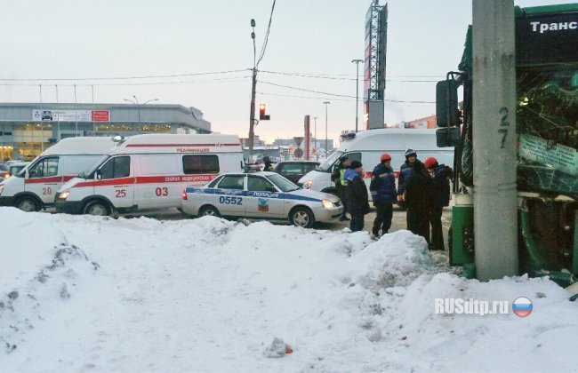 В Барнауле бешеный автобус врезался в столб. Пострадали 6 человек