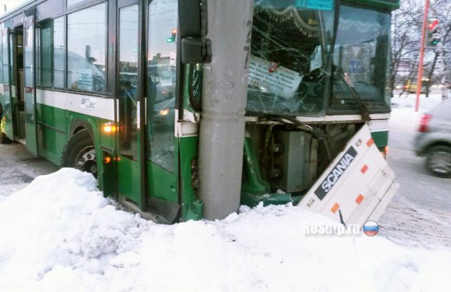 В Барнауле бешеный автобус врезался в столб. Пострадали 6 человек