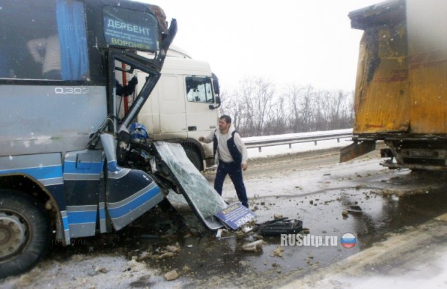 В Ростовской области автобус столкнулся с фурой