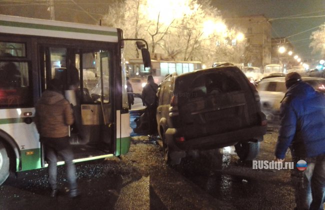 Автобус и внедорожник столкнулись на площади Минина в Нижнем Новгороде