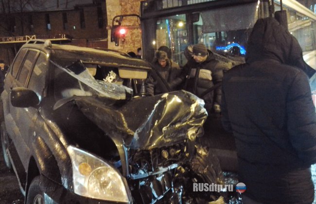 Автобус и внедорожник столкнулись на площади Минина в Нижнем Новгороде