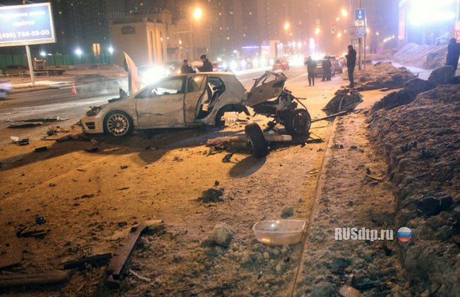 В Москве «Фольксваген» разорвало на части