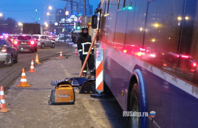 В Москве троллейбус насмерть сбил женщину. Видео с камеры наблюдения