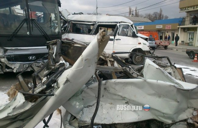 В Новороссийске фура без тормозов разворотила 15 машин и остановку