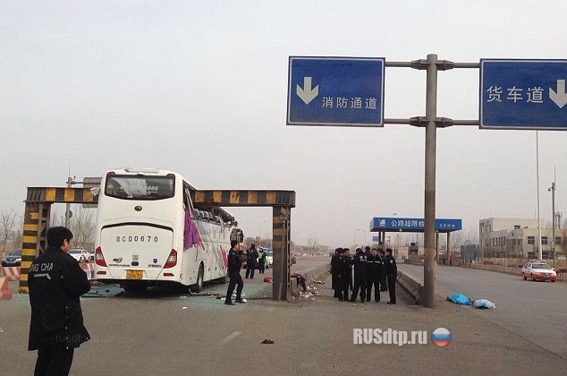 В Китае автобус врезался в ограничительный барьер