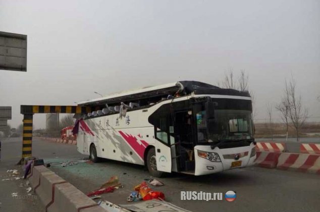 В Китае автобус врезался в ограничительный барьер