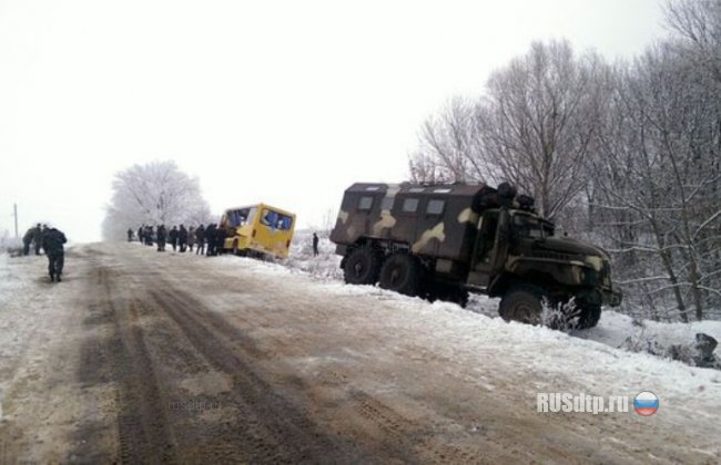 Военный грузовик врезался в школьный автобус