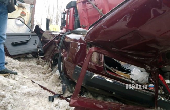 В Казани два грузовика раздавили легковушку
