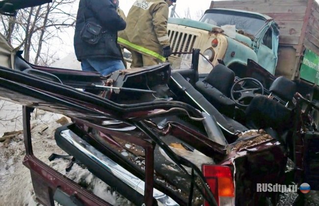В Казани два грузовика раздавили легковушку
