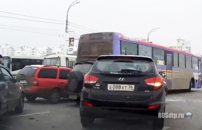 Массовое ДТП в Воронеже. На Чернавском мосту столкнулись 9 автомобилей