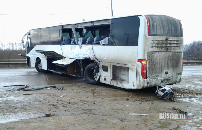 Грузовик столкнулся с автобусом в Тульской области