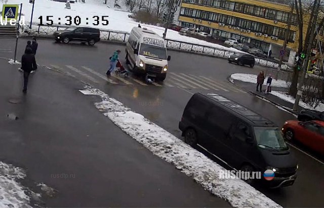 В Петербурге из коляски под колеса маршрутки выпал ребенок