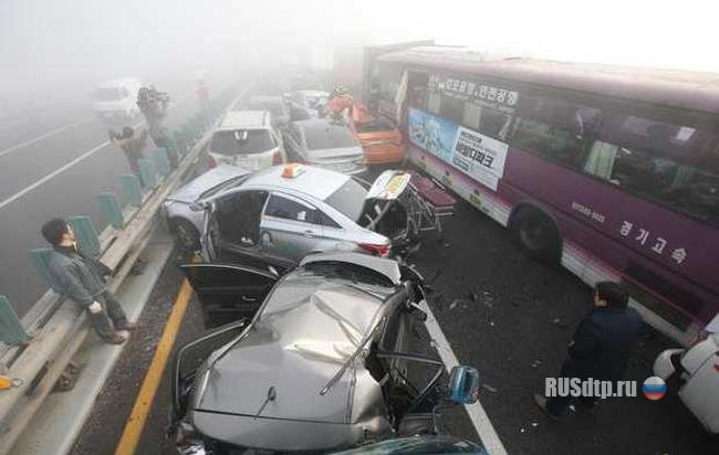 Около 100 автомобилей столкнулись в Корее. Среди пострадавших - россиянин