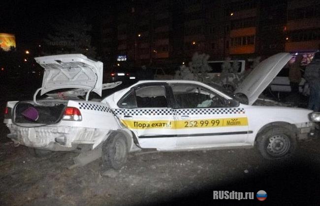 В Красноярске автомобиль такси врезался в столб. Двое погибли