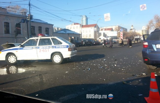 В Екатеринбурге инспектор ГИБДД устроил аварию на перекрестке
