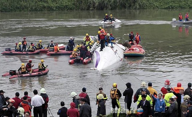Видео падения самолета на Тайвани. Погибли не менее 19 человек