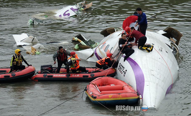 Видео падения самолета на Тайвани. Погибли не менее 19 человек