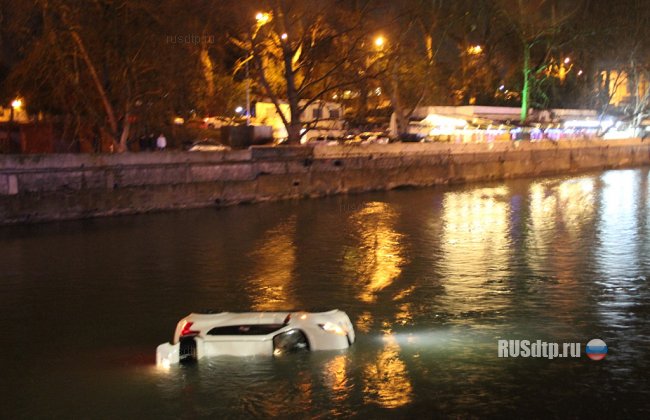 В Сочи 13-летняя школьница на автомобиле упала в реку